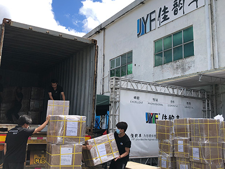 82箱貨物裝運(yùn)完畢發(fā)往澳大利亞